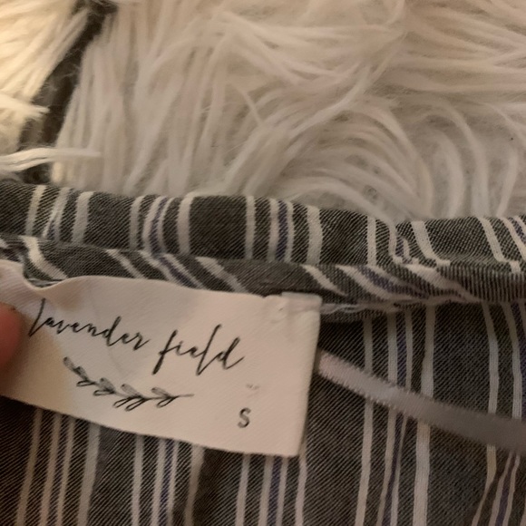 Super cute front tie top - Picture 2 of 2